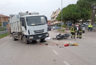 Alba Adriatica - Con lo scooter sotto il camion dei rifiuti: morto 66enne di San Ginesio